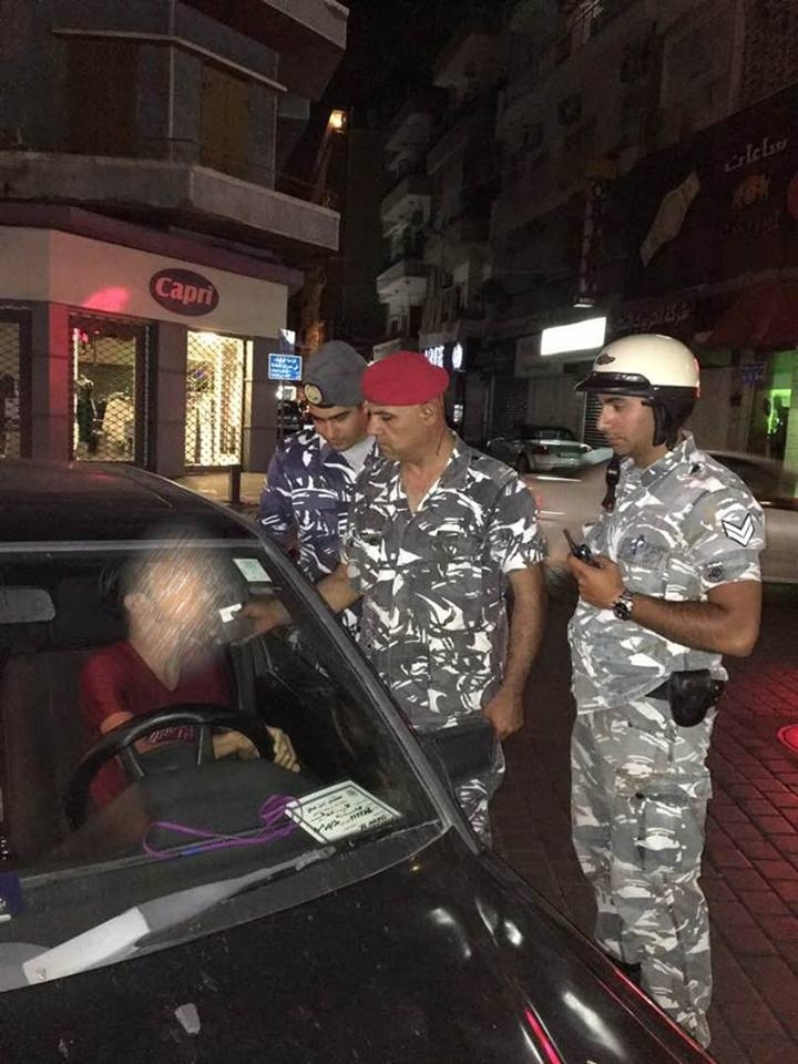 بالصور: حواجز لفحص نسبة الكحول لدى السائقين