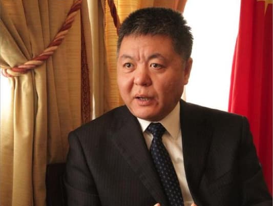 السفير الصيني يتفوّق على سياسيّين لبنانيّين