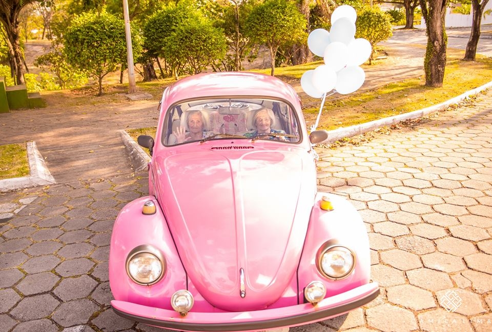 Photos: 100-Year-Old Twins Celebrate Birthday With Inspiring Photoshoot