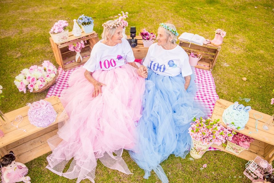 Photos: 100-Year-Old Twins Celebrate Birthday With Inspiring Photoshoot