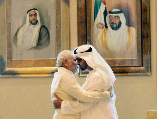 Photos: India's Prime Minster Has Absolutely No Personal Space Issues
