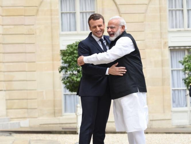 Photos: India's Prime Minster Has Absolutely No Personal Space Issues