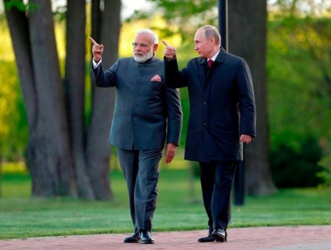 Photos: India's Prime Minster Has Absolutely No Personal Space Issues