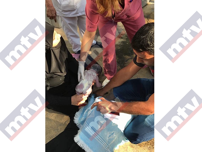 بالصور: سوريّة تلد على باب مستشفى في لبنان وهذه قصّتها