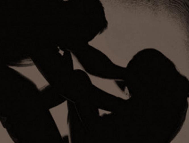 حاول التحرّش بابنتها... فادّعت عليه