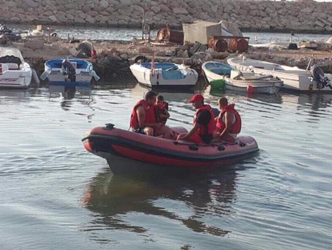 بالصور: إنقاذ طفل مقابل شاطئ السعديات