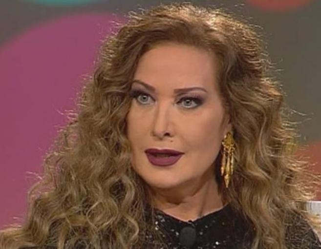 بالصور: رغدة وفت نذرها وقصّت شعرها ورمته!