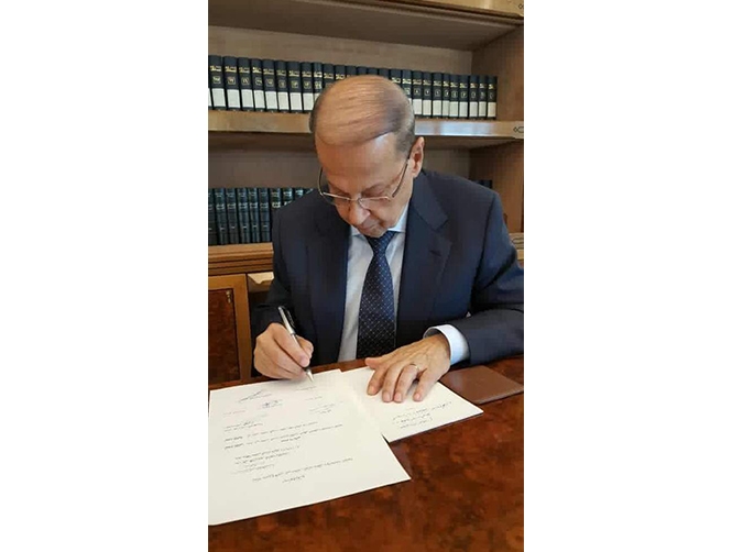 بالصورة: عون يوقّع مشروع قانون الإنتخاب الجديد
