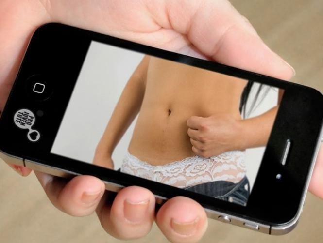 Safe Sexting: How to Send Nude Photos Without Ruining Your Life