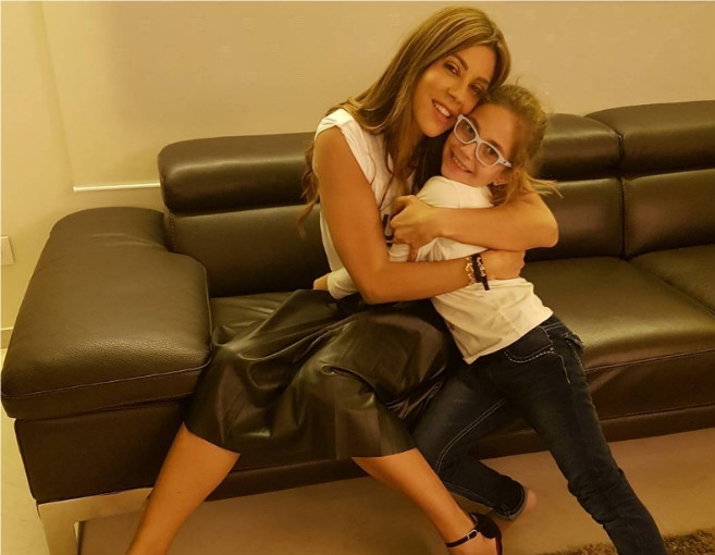 بالصورة: من تشبه ابنتهما... كارلا أم طوني؟