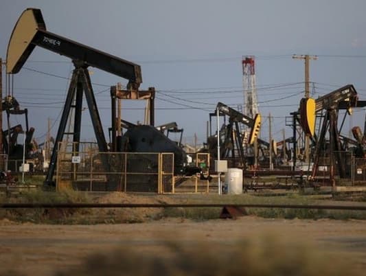 النفط يرتفع ويسجل أسوأ أداء له منذ عقدين