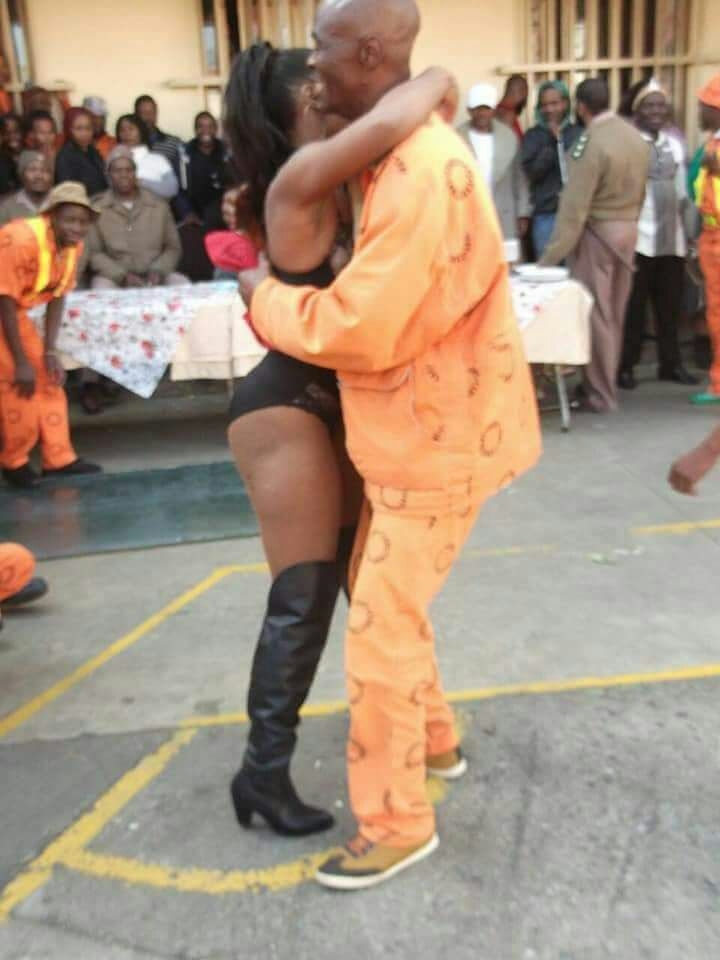 بالصور: نساء شبه عاريات للترفيه عن سجناء