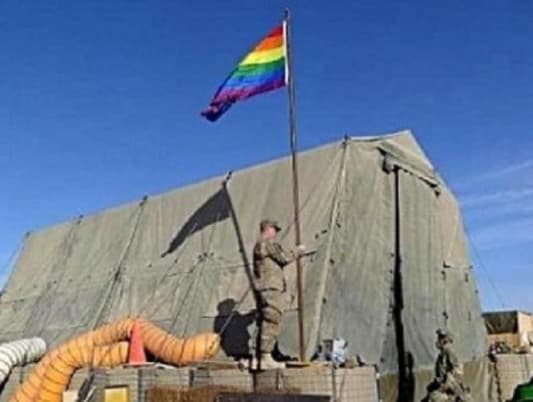سُمح له بارتداء الزي العسكري في مسيرة للمثليين!