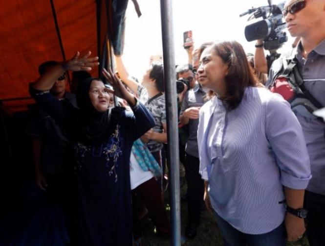 Philippines VP visits refugees fleeing fighting, Duterte unseen in days