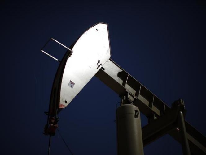 Oil stays below $47 as U.S. inventory report revives glut worries