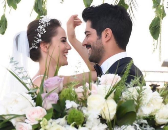 بالصورة: بوراك وفهرية تزوّجها وهكذا أطلاّ في زفافهما