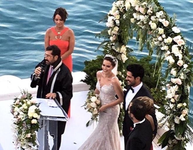 بالصورة: بوراك وفهرية تزوّجها وهكذا أطلاّ في زفافهما