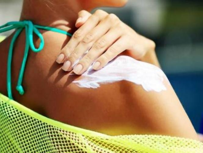 السباحة بعد وضع واقي الشمس تهدد حياتك