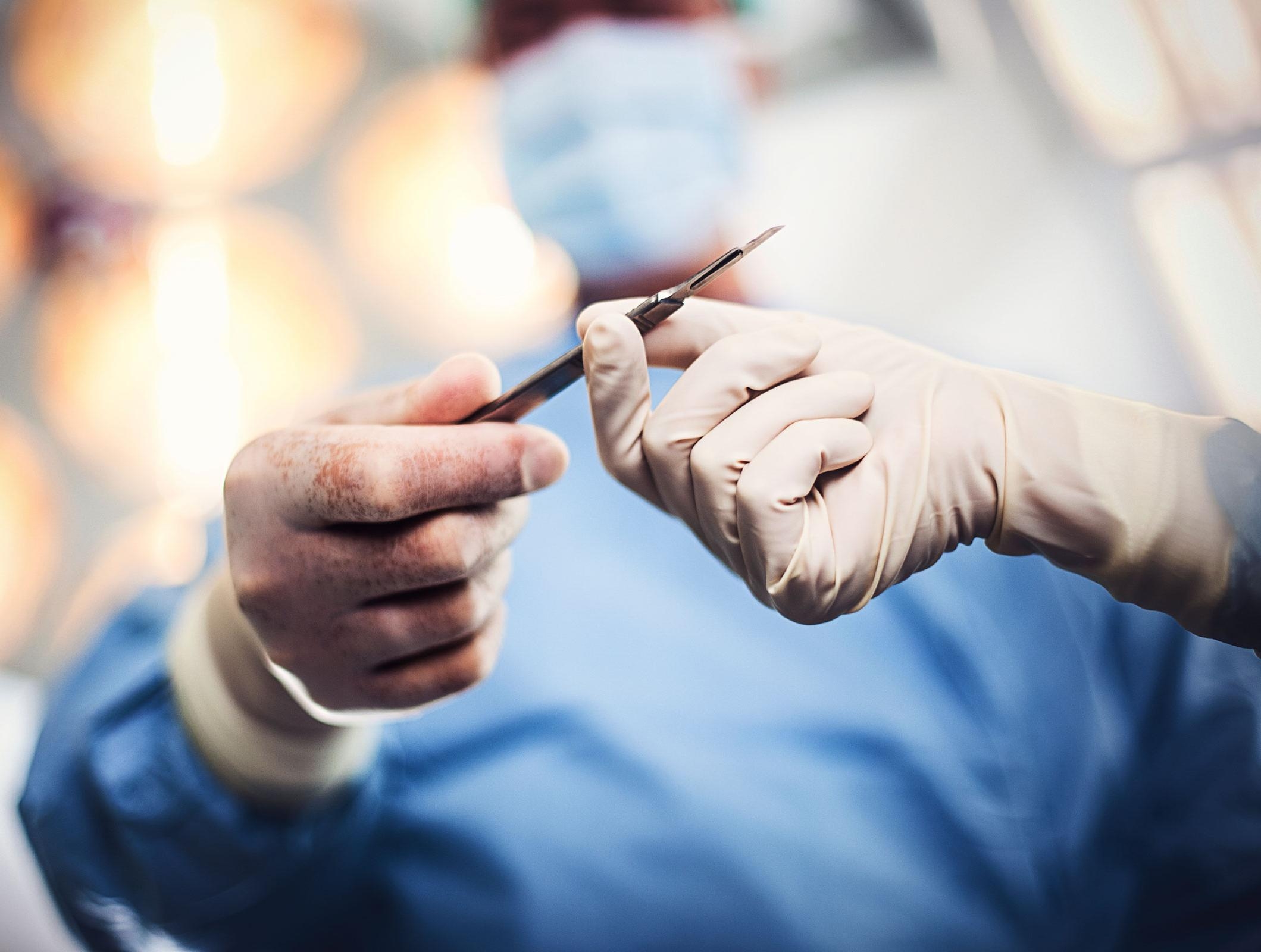 أطبّاء فعلوا ما لم يكن متوقعاً أثناء عمليّة جراحيّة!