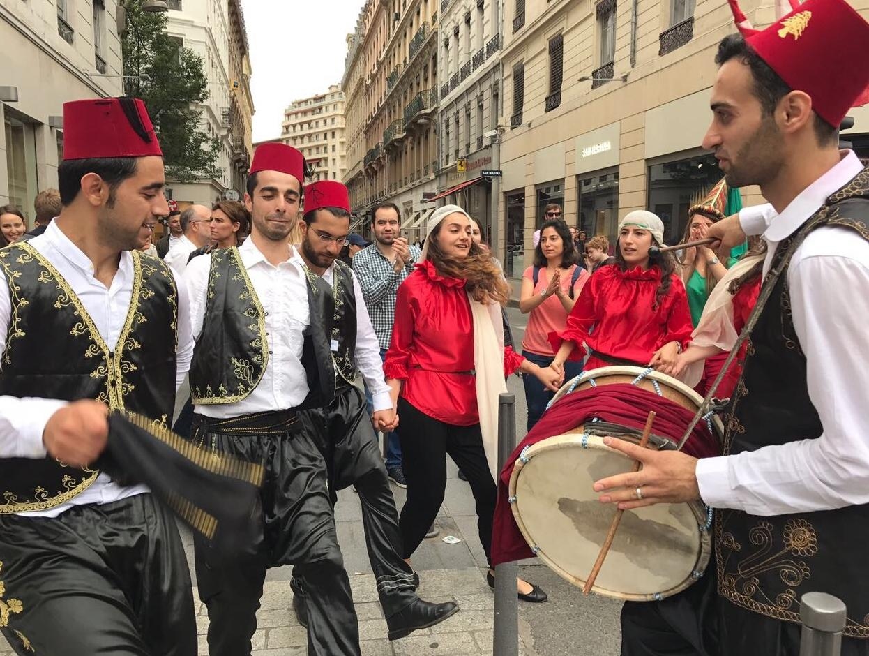 بالفيديو: ... و"زُلزلت" فرنسا تحت أقدامٍ لبنانيّة