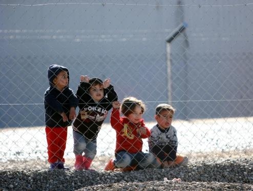 بالصورة: هؤلاء هم أطفال الموت المتنقّل