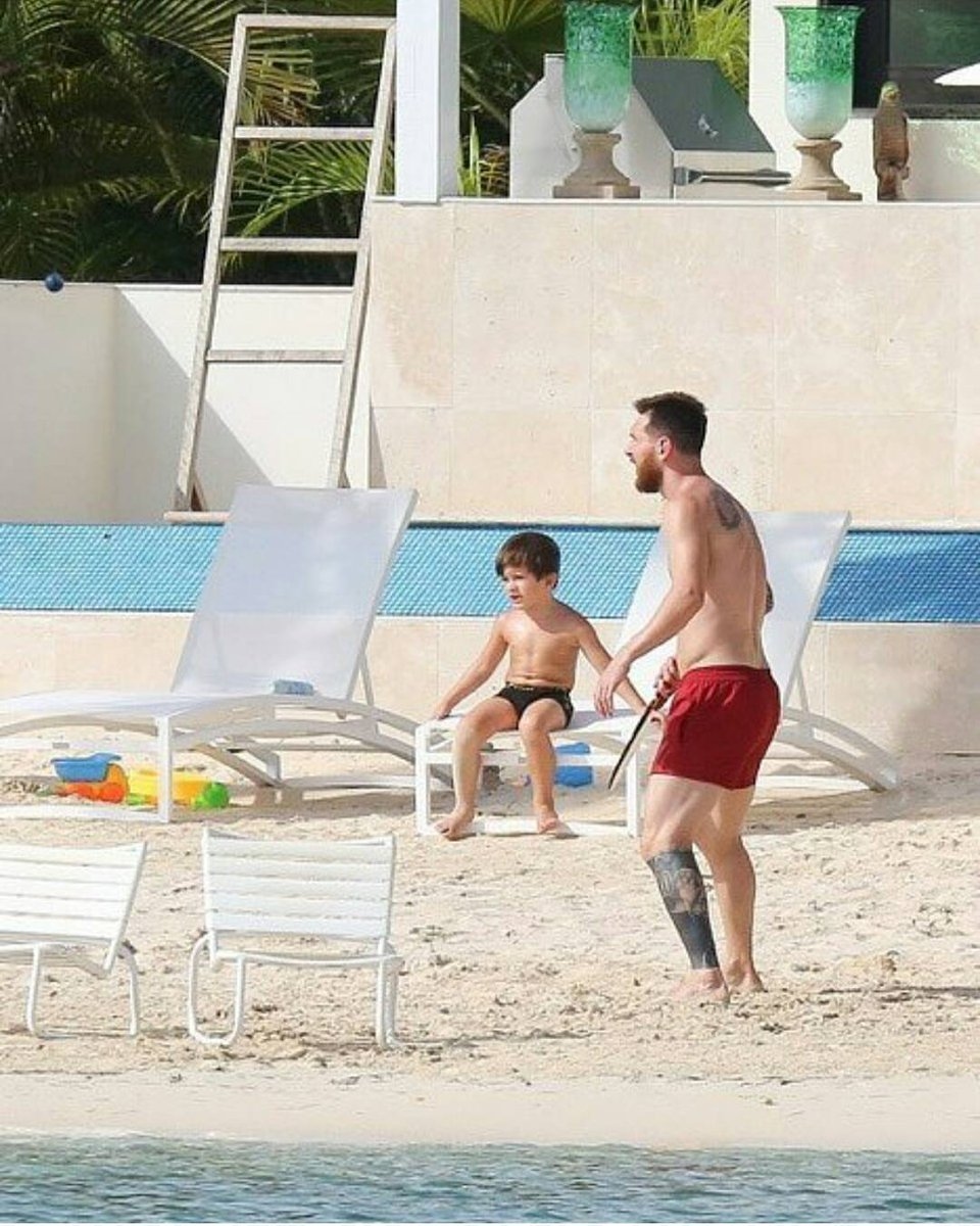 بالصور: ضيف مفاجئ يقتحم شهر عسل ميسي