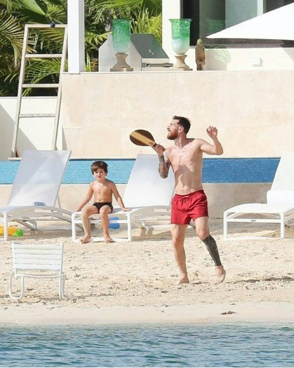 بالصور: ضيف مفاجئ يقتحم شهر عسل ميسي