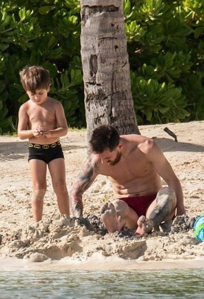 بالصور: ضيف مفاجئ يقتحم شهر عسل ميسي