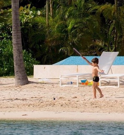 بالصور: ضيف مفاجئ يقتحم شهر عسل ميسي