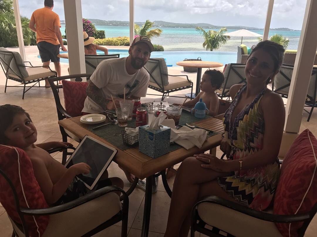 بالصور: ضيف مفاجئ يقتحم شهر عسل ميسي