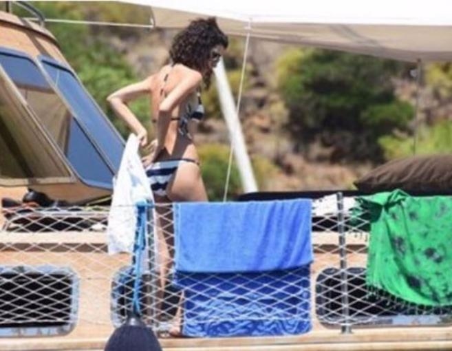 بالصور: بيرين سآت بنحافة مفرطة ... و"البيكيني" شاهد!