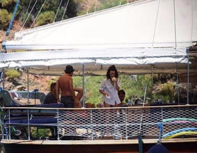 بالصور: بيرين سآت بنحافة مفرطة ... و"البيكيني" شاهد!