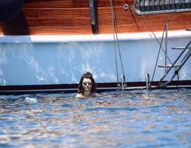 بالصور: بيرين سآت بنحافة مفرطة ... و"البيكيني" شاهد!