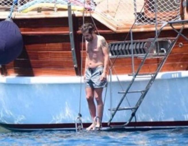 بالصور: بيرين سآت بنحافة مفرطة ... و"البيكيني" شاهد!