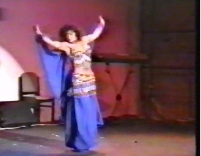 من هي الراقصة التي أدّت إليسا دورها؟ وكيف انتحرت؟