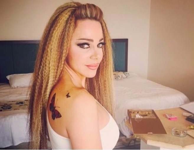فنانة سورية خمسينية تخضع للتجميل