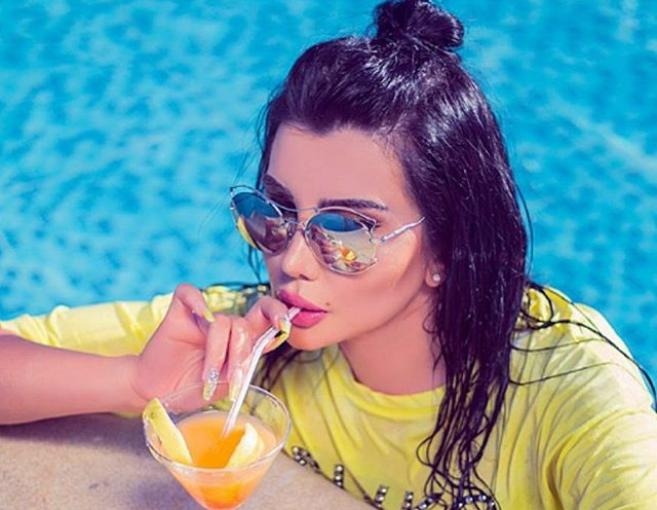 بالصور: جيني إسبر في المسبح بإطلالة جريئة ومثيرة 