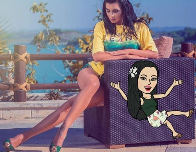 بالصور: جيني إسبر في المسبح بإطلالة جريئة ومثيرة 