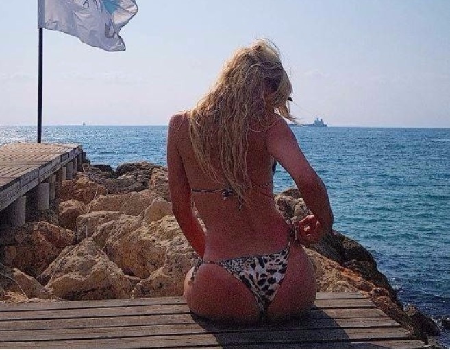 ميريام كلينك بصورة مثيرة على الشاطئ