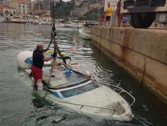 بالصور: زورق سياحي يغرق في ميناء جونية