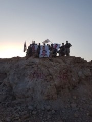 فوج المجوقل في الجيش يرفع صور الشهداء على التلال المحرّرة