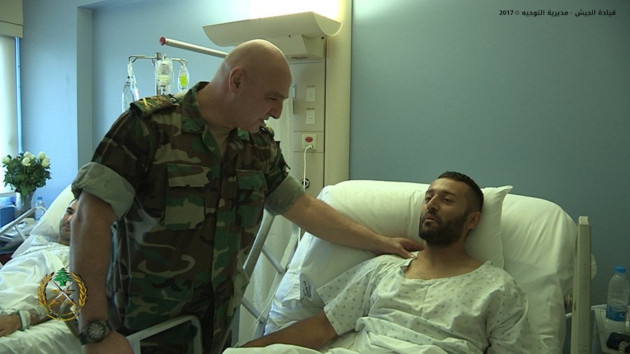 بالصور: قائد الجيش تفقد العسكريين الجرحى