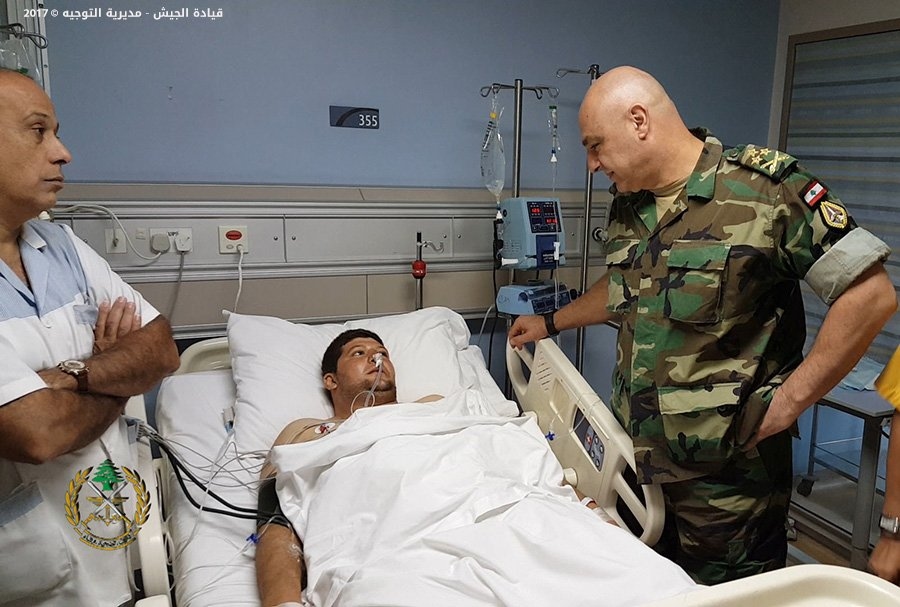 بالصور: قائد الجيش تفقد العسكريين الجرحى