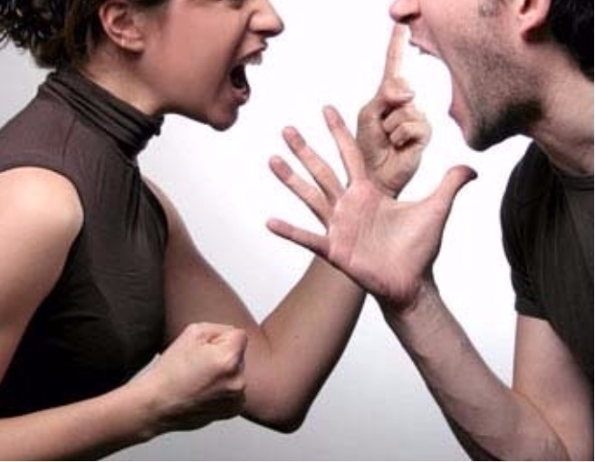 "ولعت" بين الفنانة وطليقها... فمن المحقّ بينهما؟