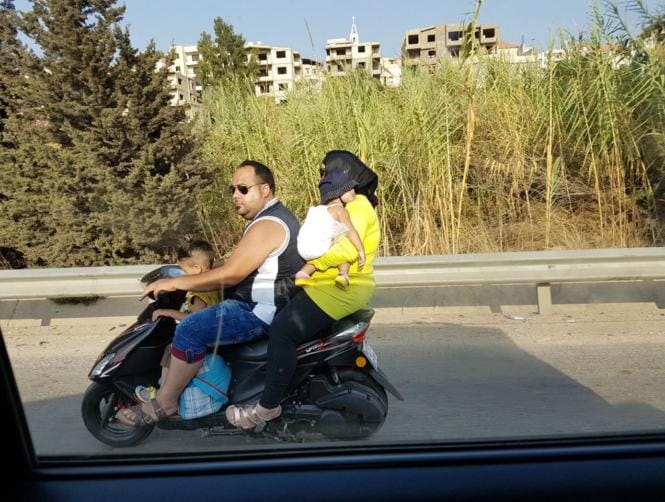 بالصّور: مشهد "مُثير" على اوتوستراد في لبنان