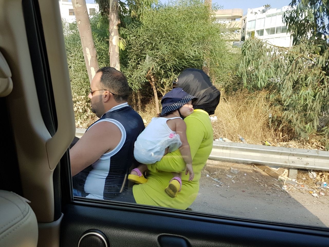 بالصّور: مشهد "مُثير" على اوتوستراد في لبنان