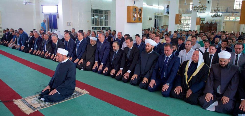 بالصور: الأسد يؤدي صلاة عيد الأضحى في القلمون