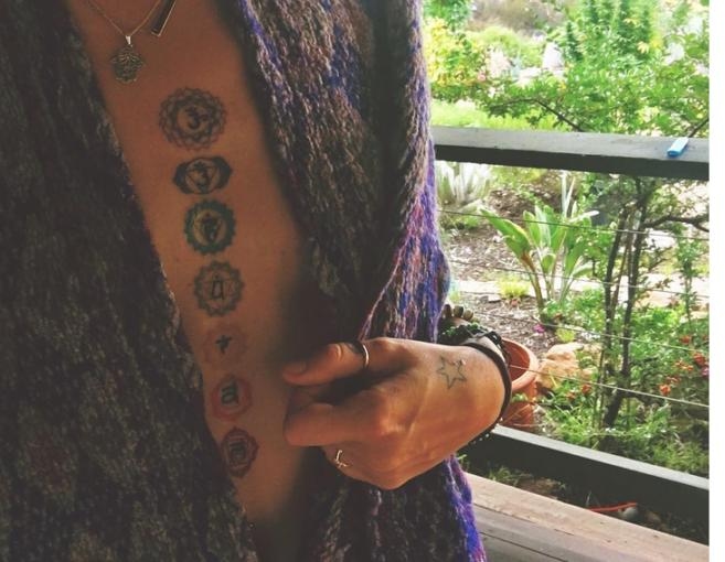 بالصورة: إبنة مايكل جاكسون شبه عارية الصدر مجدّداً