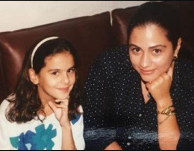 صورة قديمة لجوليا تجمعها بفتاة أصبحت شهيرة... 