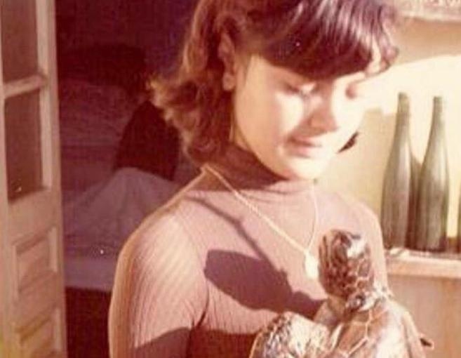 بالصورة: كارمن لبّس في طفولتها... هل تبدّلت ملامحها؟